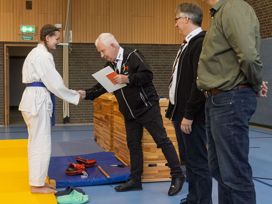 Übergabe der Urkunde durch die Prüfungskommission