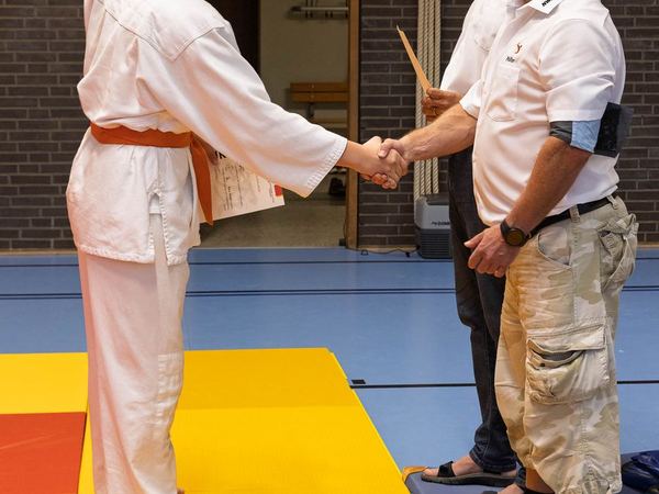 Handschlag zur bestandenen Prüfung